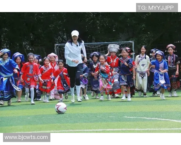 众星齐聚观看足球明星精彩瞬间视频引发热议